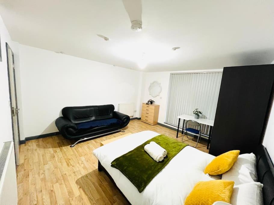 Excellent Two Bedroom Flat In Apartment