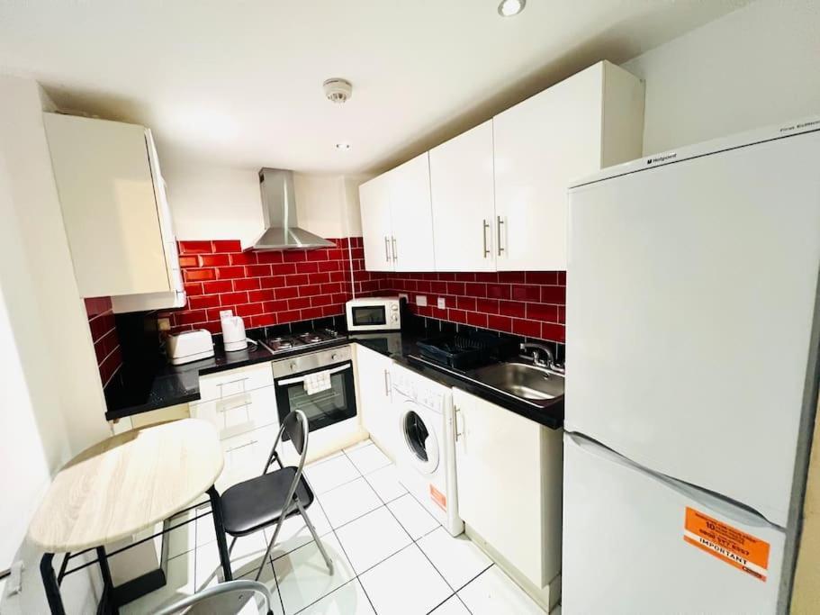 Excellent Two Bedroom Flat In Apartment London