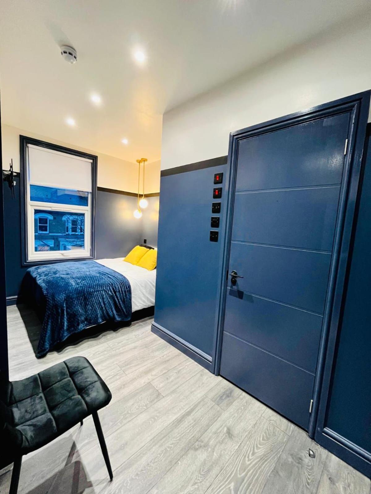 39 Blue House Luxury Ensuite Ideal For Tourists