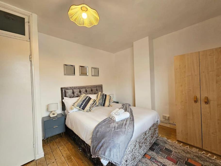 Golden Flat Next To Camden Town * London