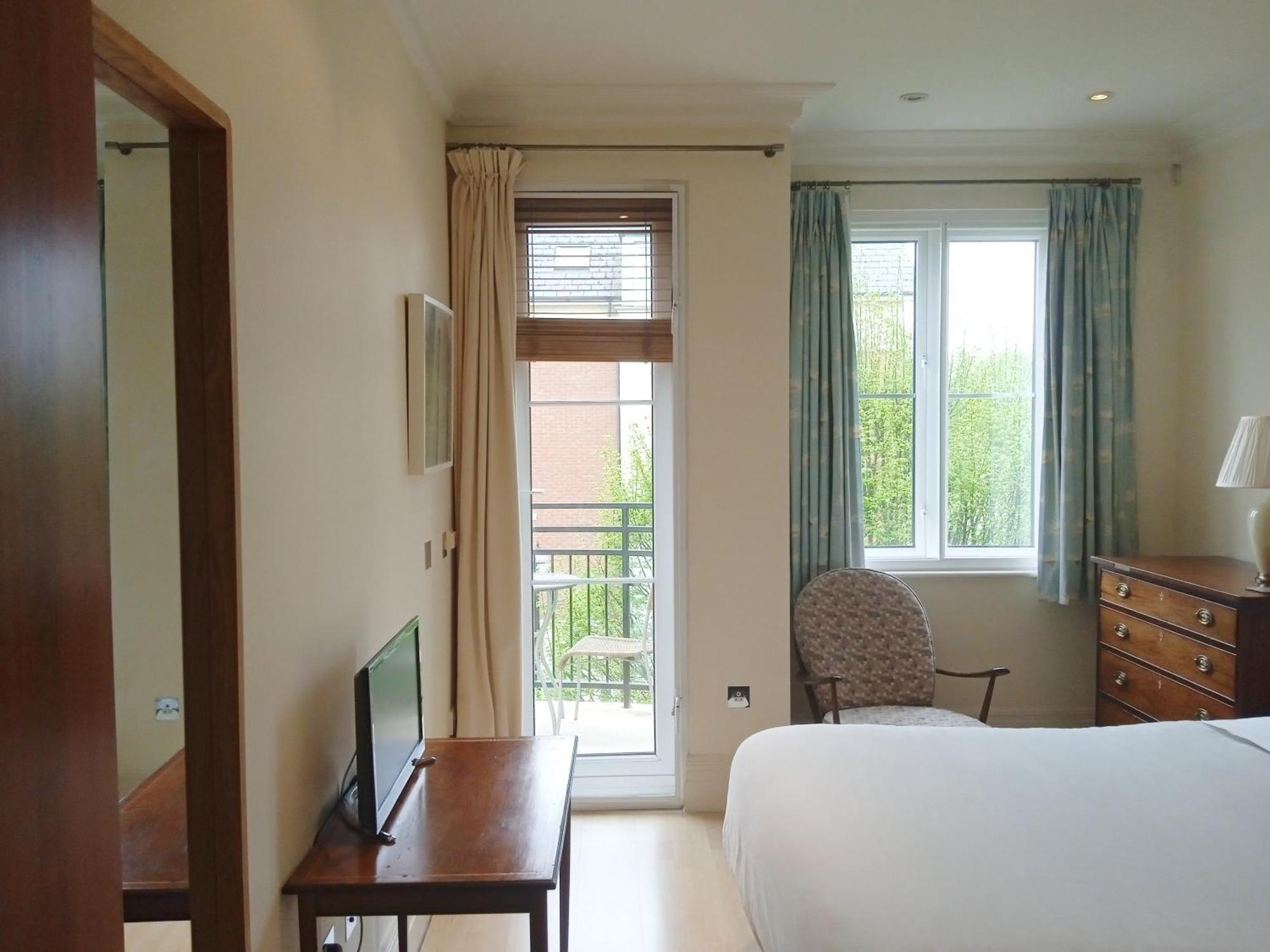 Beautiful Apartment With Underground Parking, Balcony In Kew, Richmond London * London