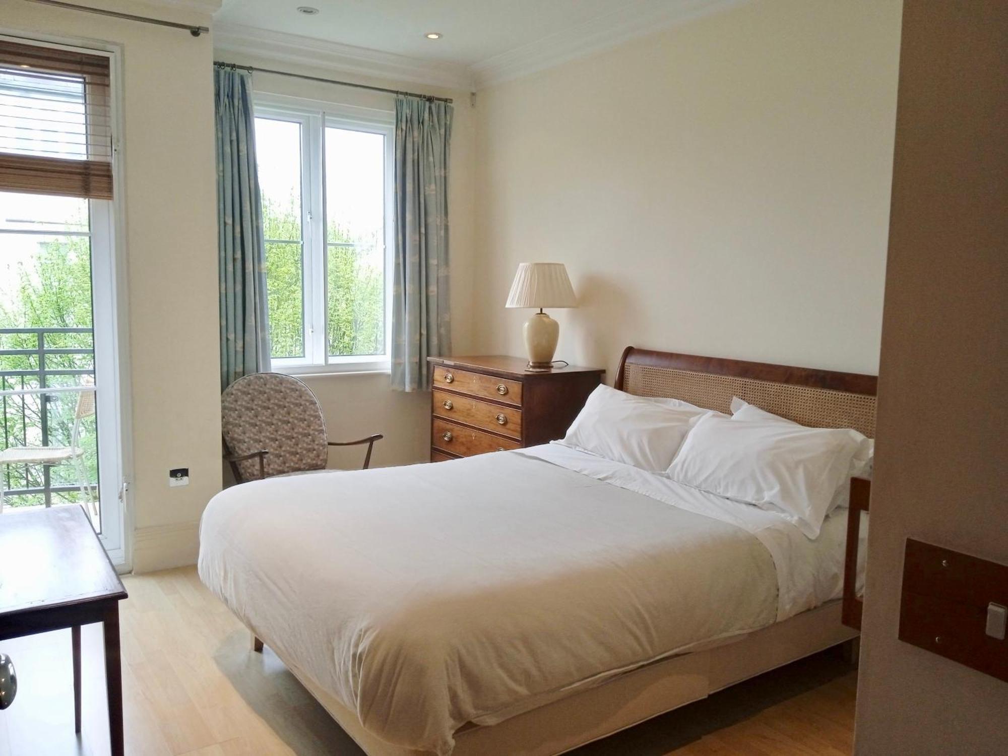Beautiful Apartment With Underground Parking, Balcony In Kew, Richmond London