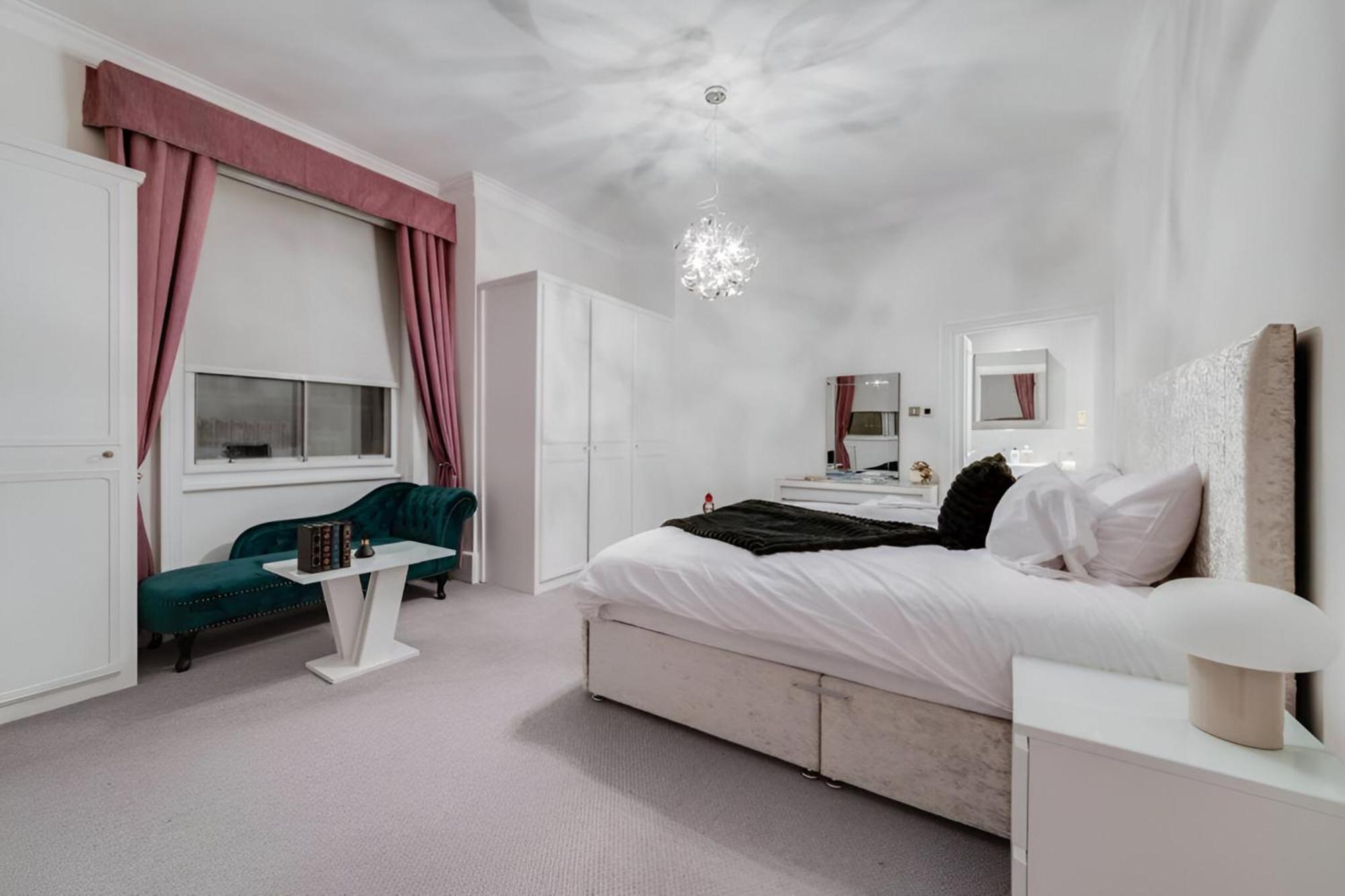 Luxury 3 Bedroom Duplex With Pool Table - 4hs