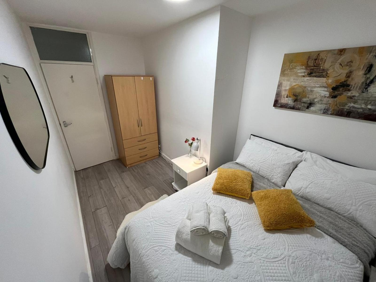 Charm: Spacious 3-bed With Garden Oasis Appartement
