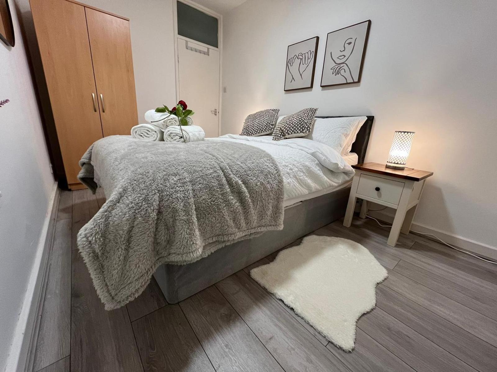 Appartement Charm: Spacious 3-bed With Garden Oasis *
