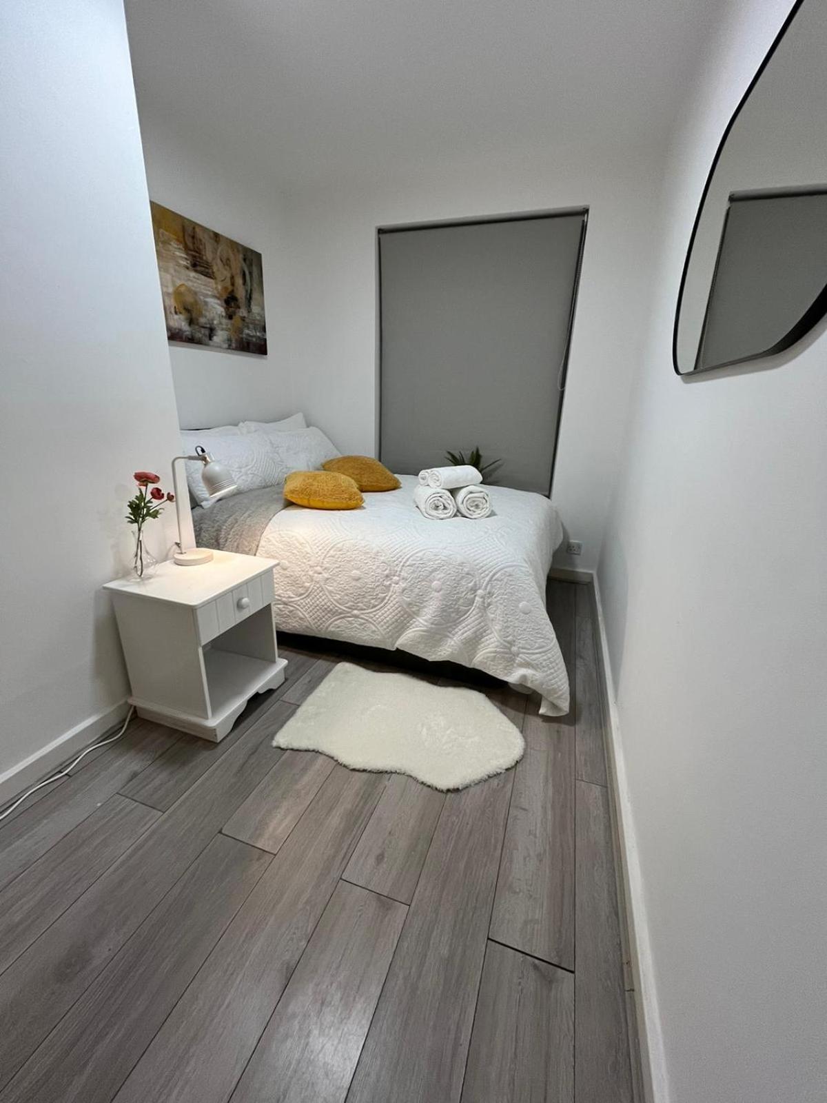 Appartement Charm: Spacious 3-bed With Garden Oasis Londen