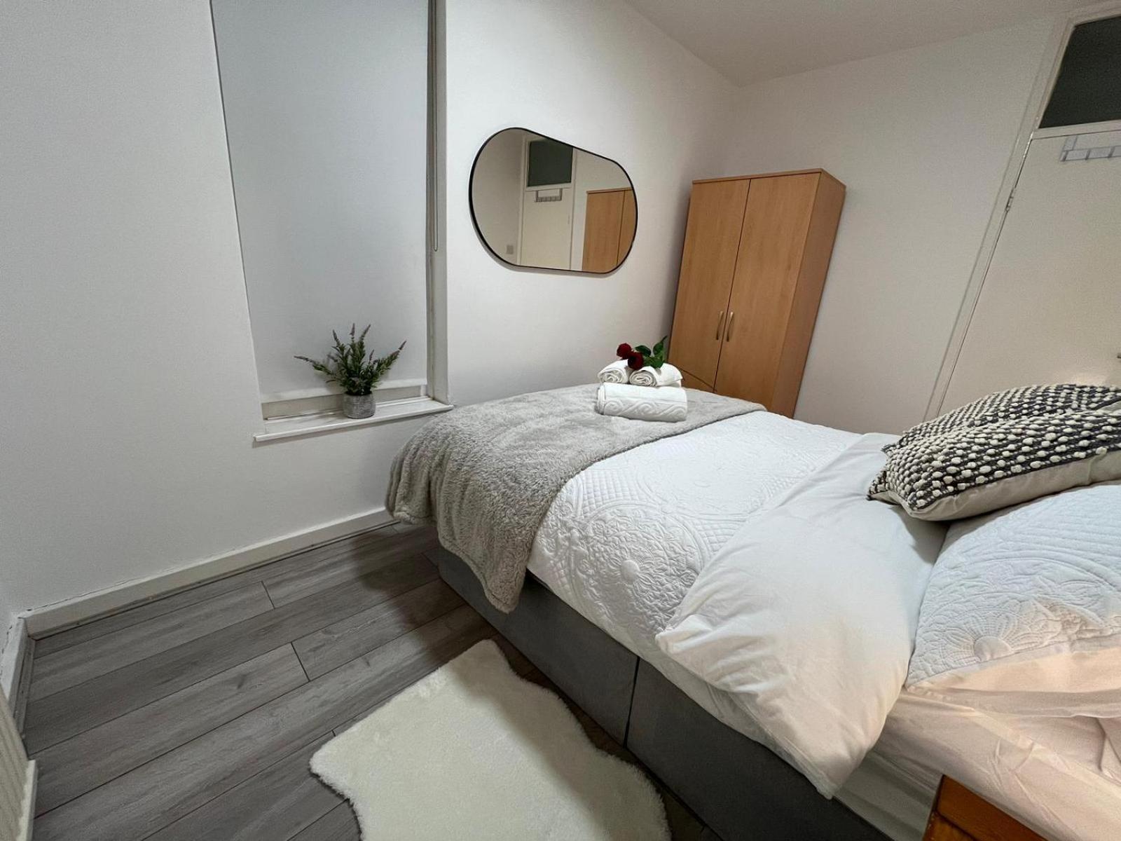 Appartement Charm: Spacious 3-bed With Garden Oasis *