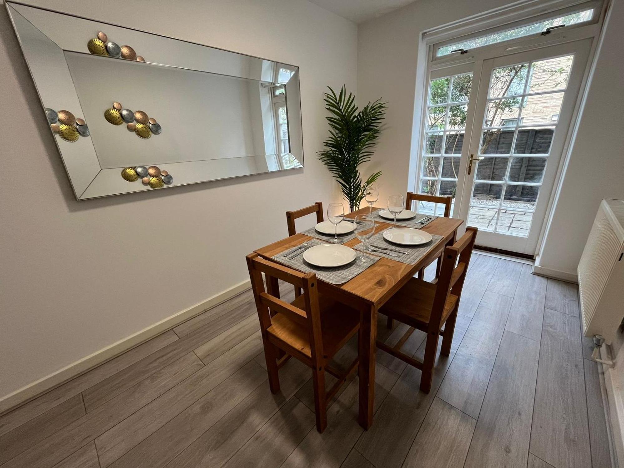 Appartement Charm: Spacious 3-bed With Garden Oasis *