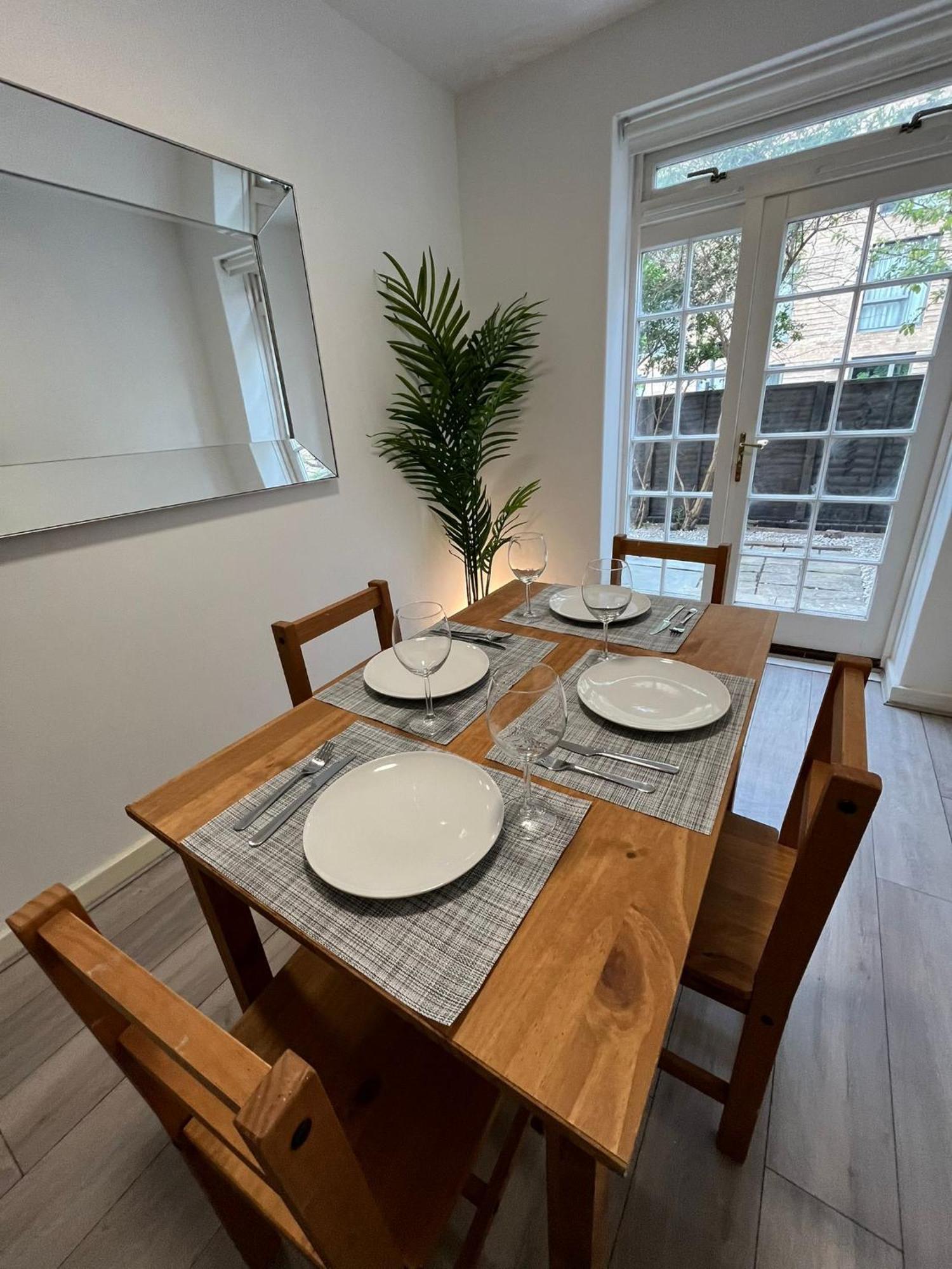 Charm: Spacious 3-bed With Garden Oasis