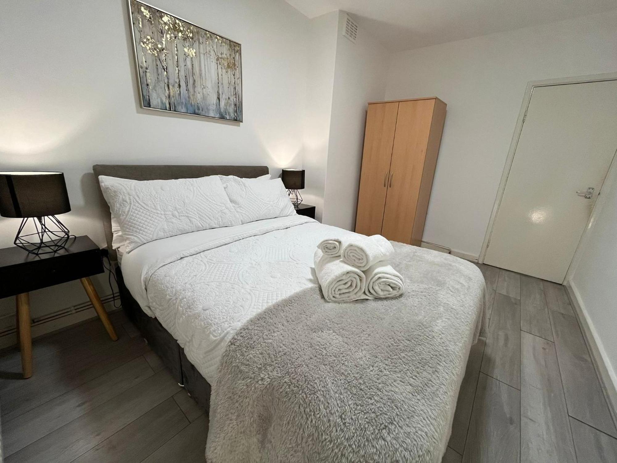 Apartment Charm: Spacious 3-bed With Garden Oasis London