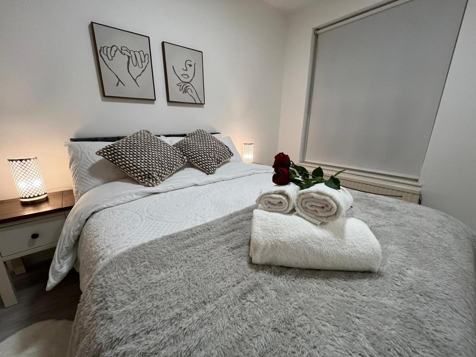 Charm: Spacious 3-bed With Garden Oasis Londen
