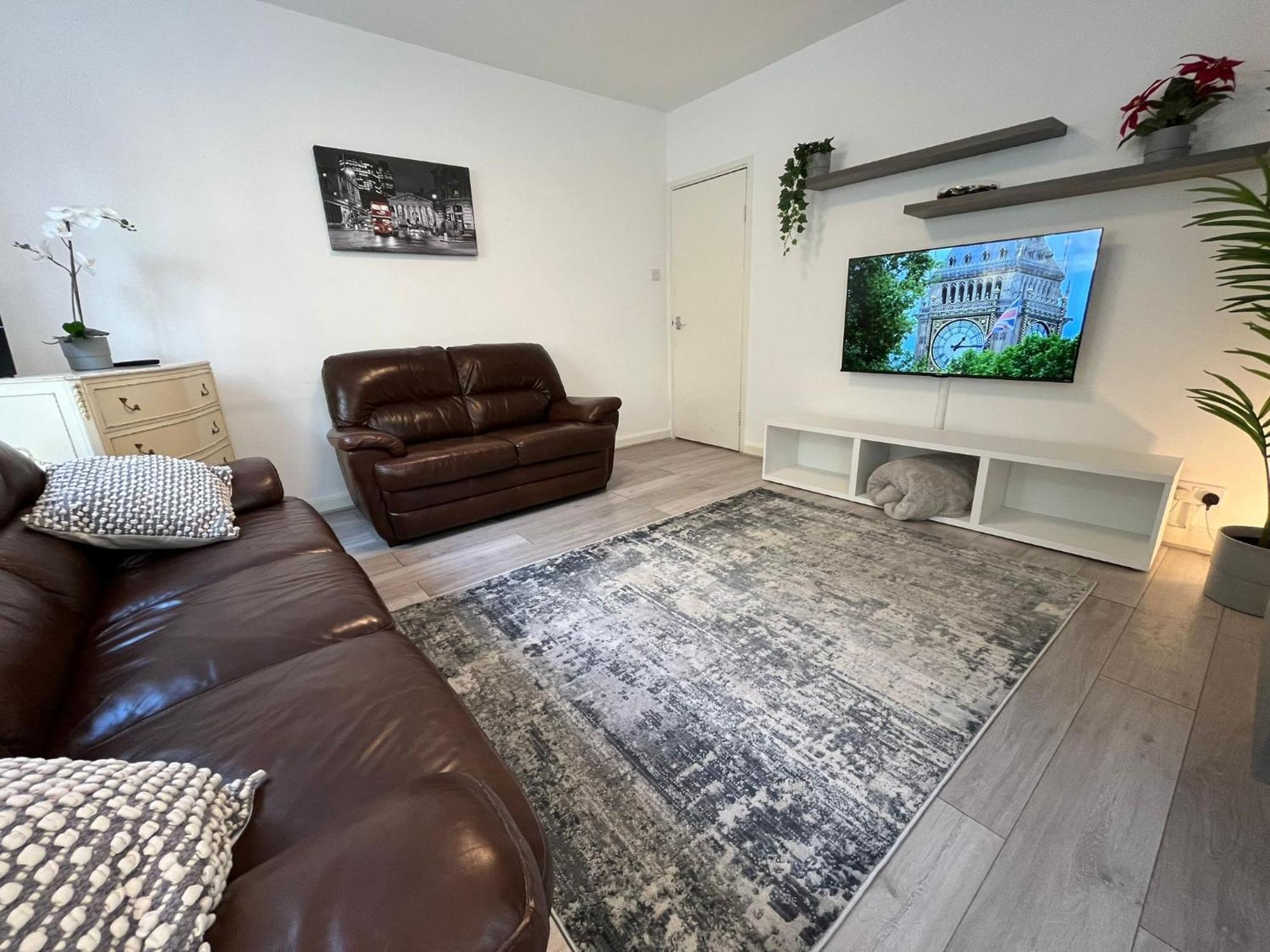 Appartement Charm: Spacious 3-bed With Garden Oasis *