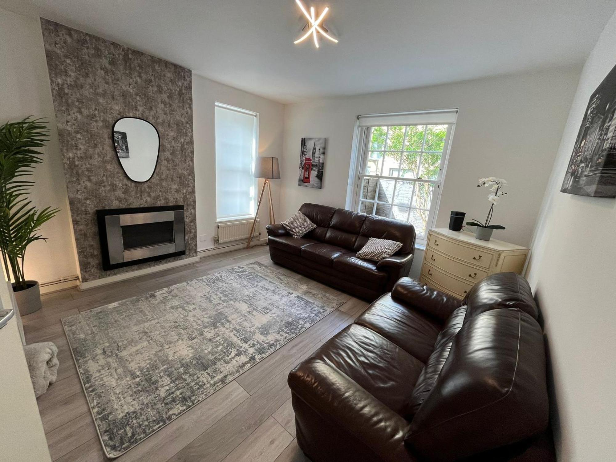 Charm: Spacious 3-bed With Garden Oasis Appartement *