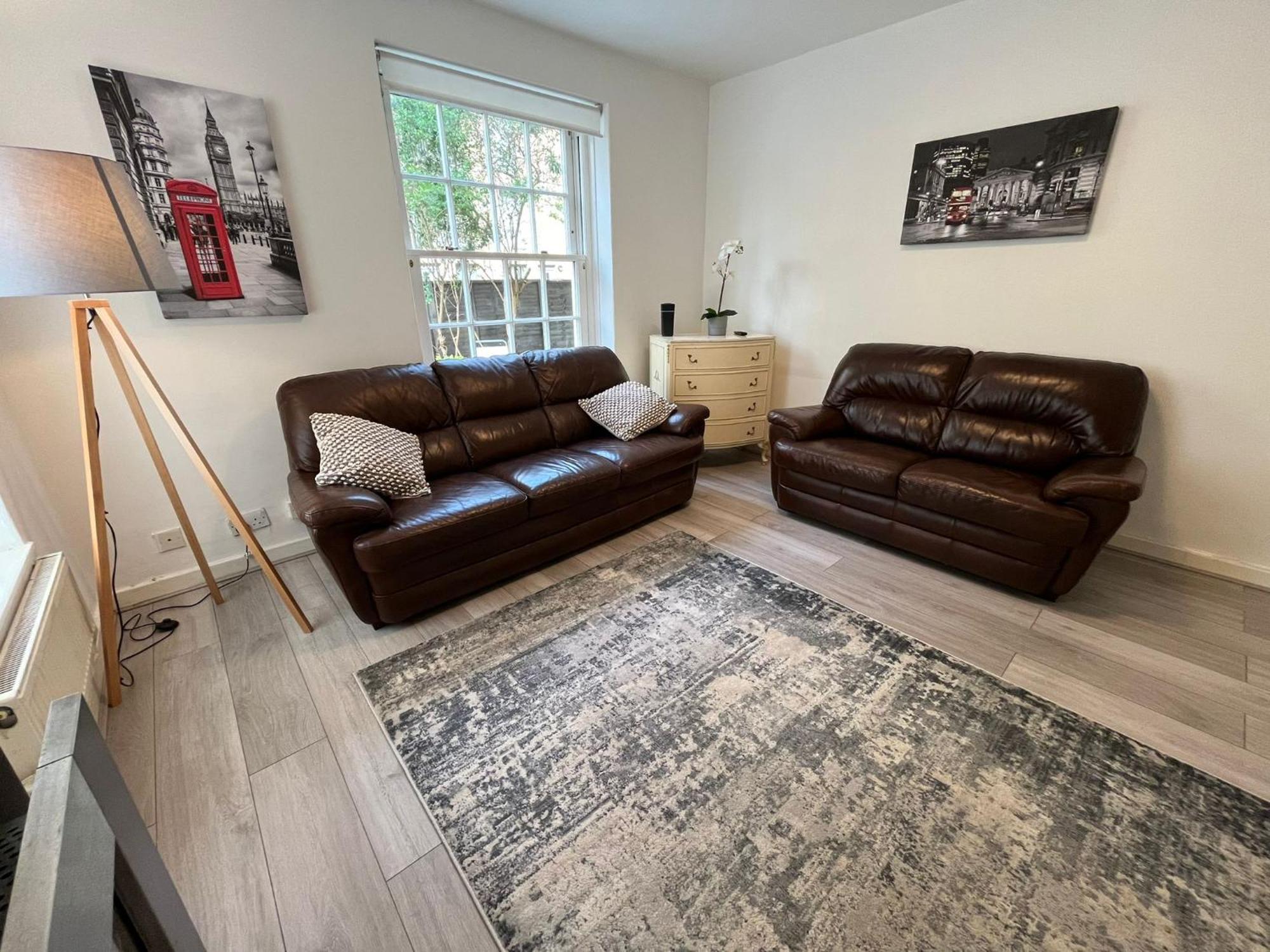 Appartement Charm: Spacious 3-bed With Garden Oasis Londen