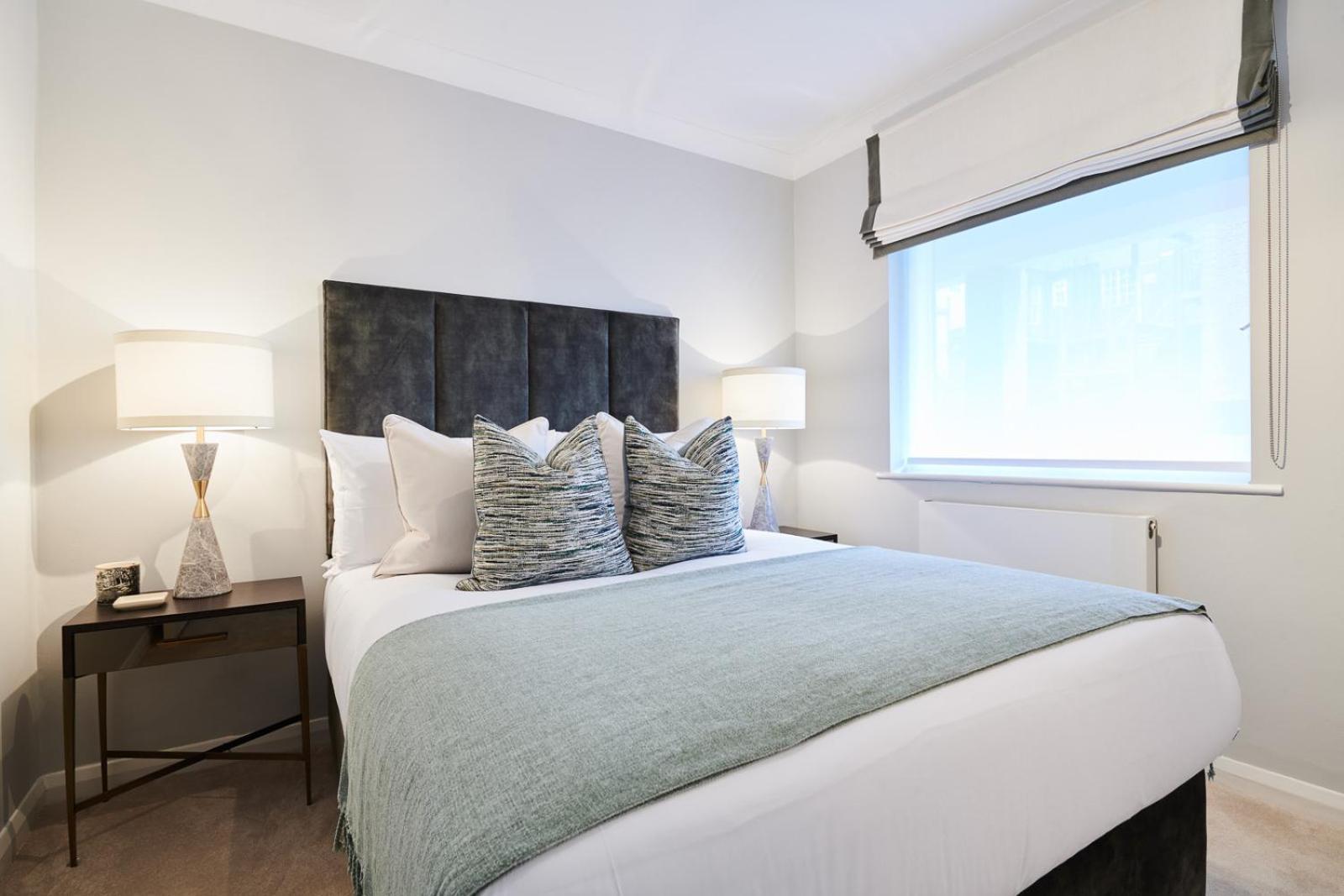 Pond Place Apartment *