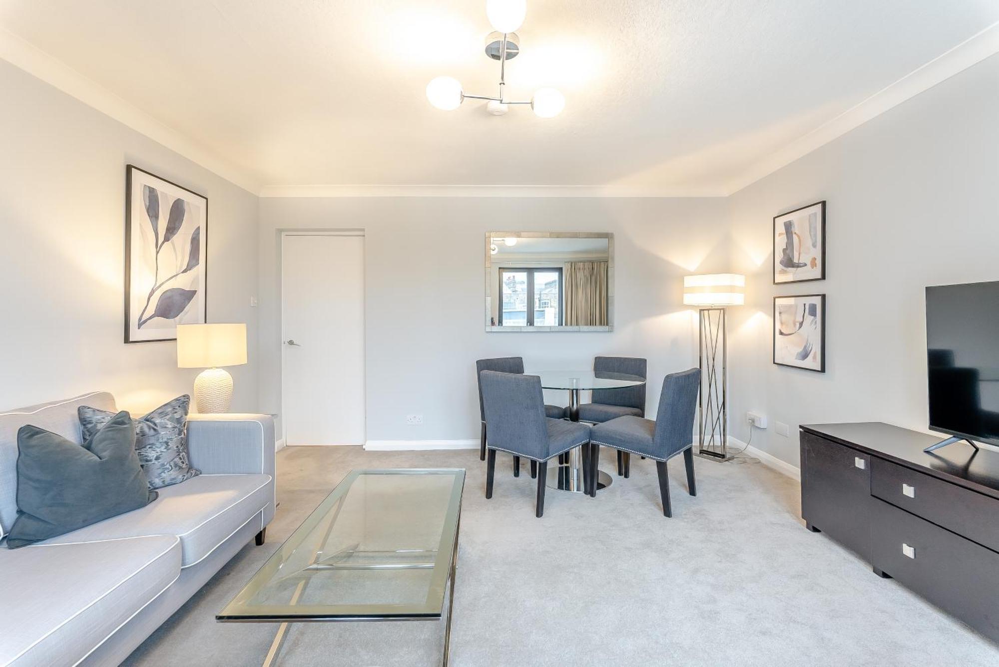 Pond Place Apartment *