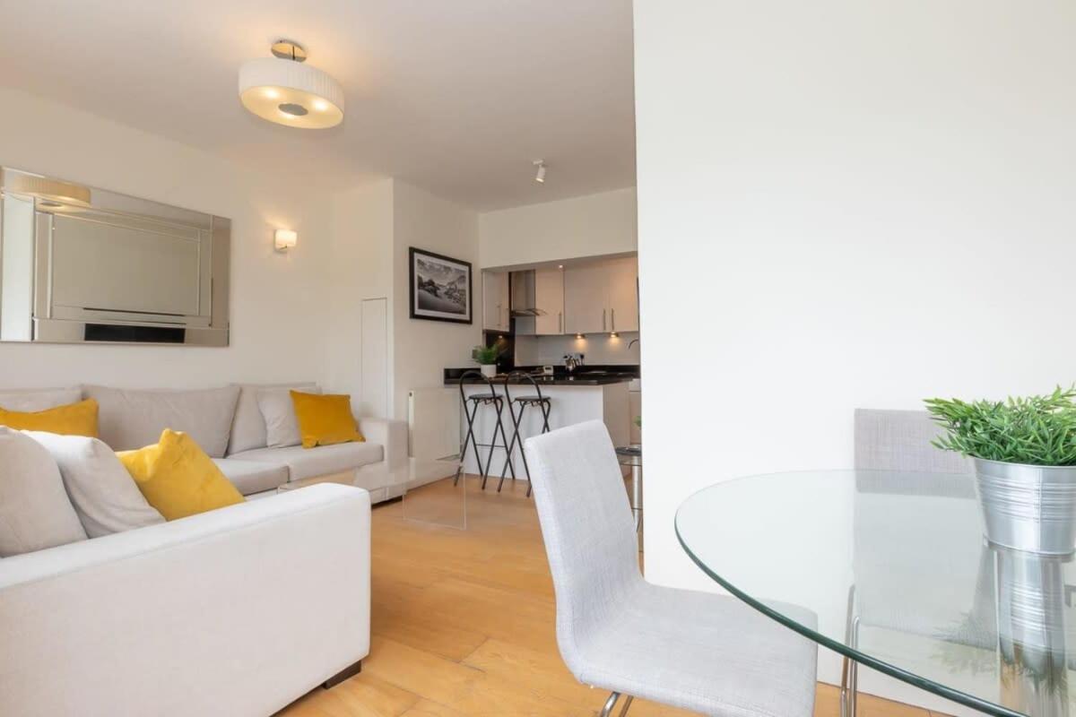 Bright & Spacious Floor In Chelsea Apartment