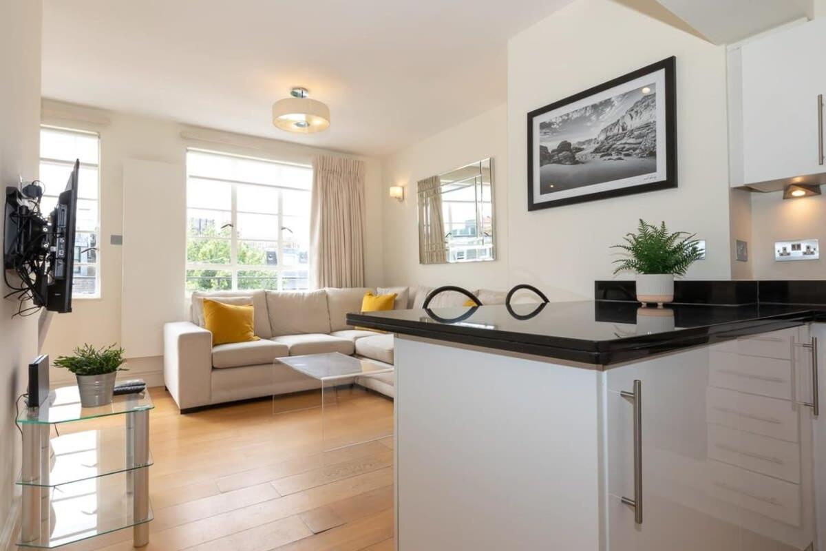 Bright & Spacious Floor In Chelsea Apartment London