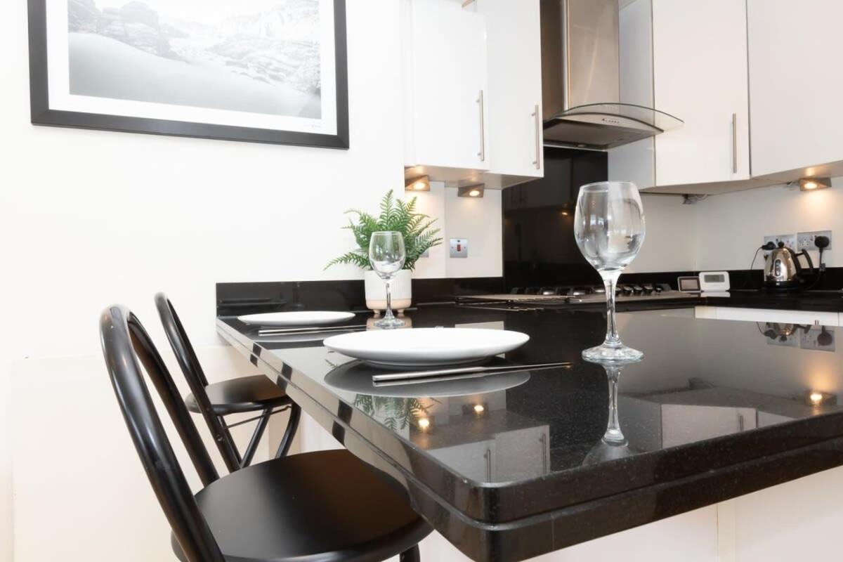 Bright & Spacious Floor In Chelsea Apartment *