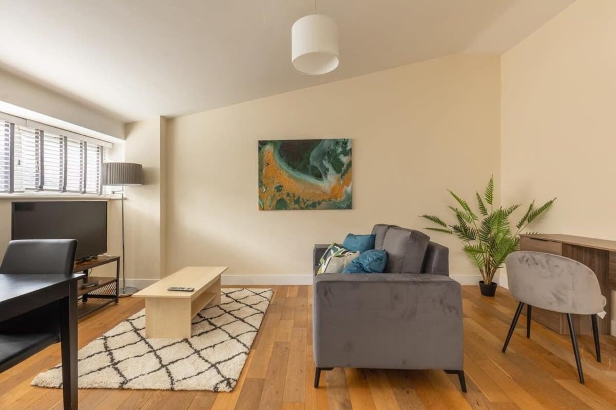 Modern 1 Bed Attic In Brixton *
