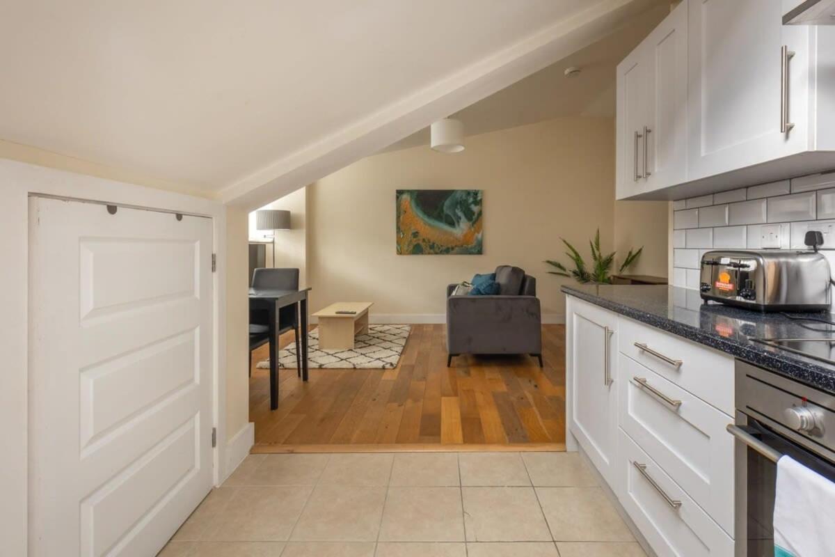 Modern 1 Bed Attic In Brixton Apartment *