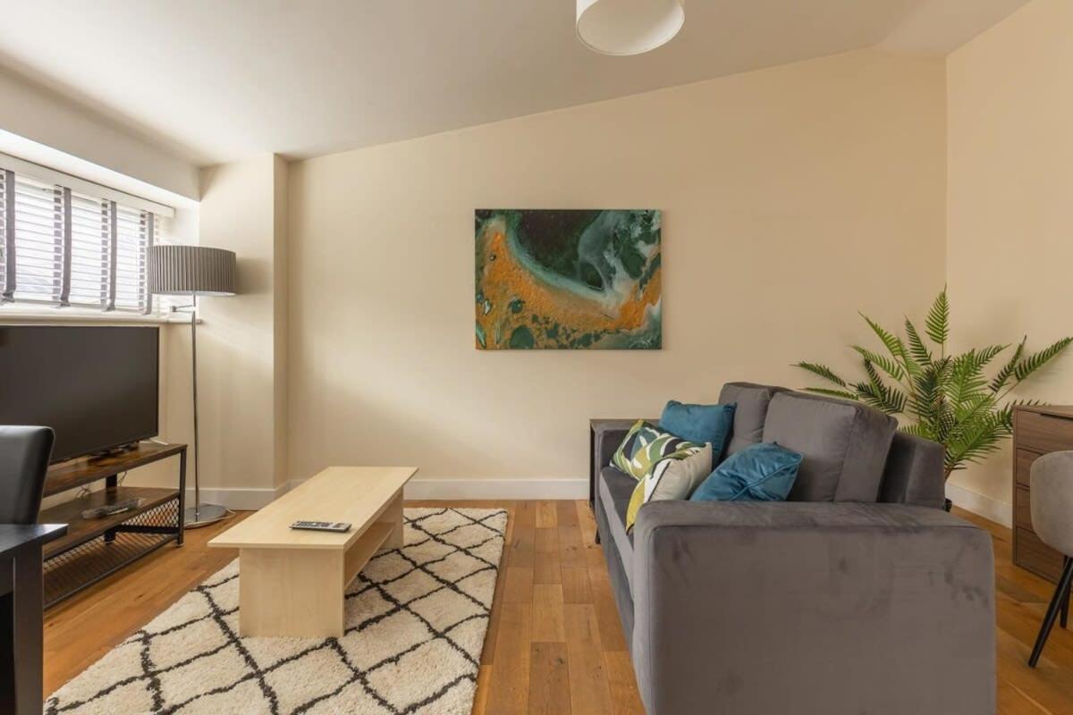 Modern 1 Bed Attic In Brixton *