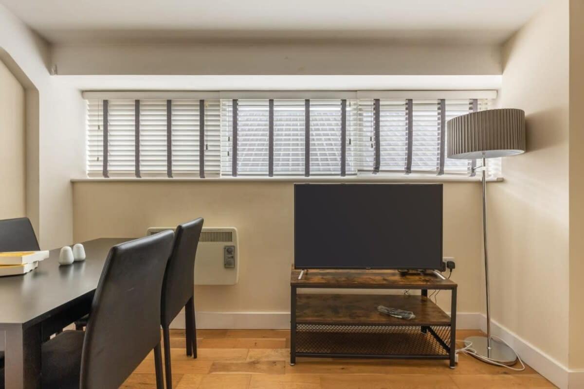 Modern 1 Bed Attic In Brixton Apartment *