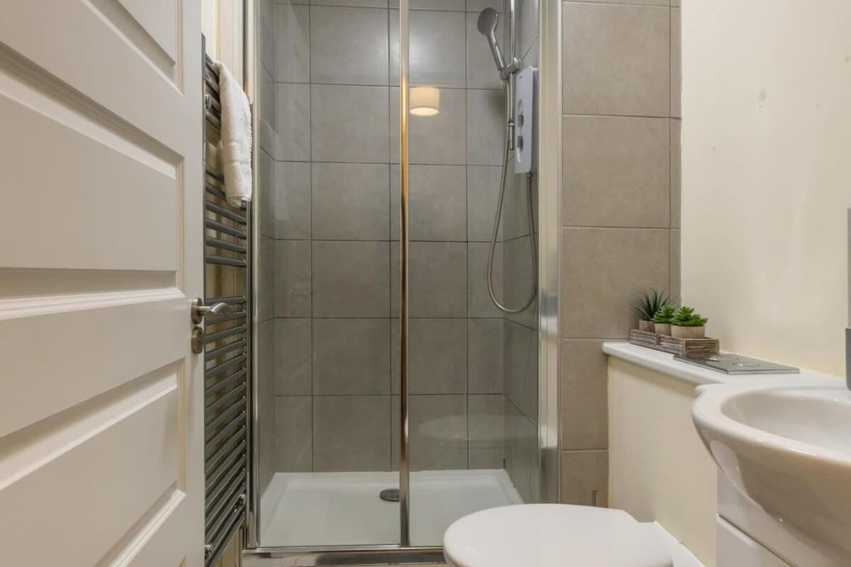 Modern 1 Bed Attic In Brixton * London