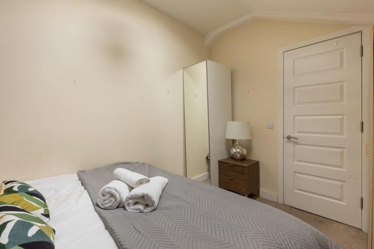 Modern 1 Bed Attic In Brixton Apartment *
