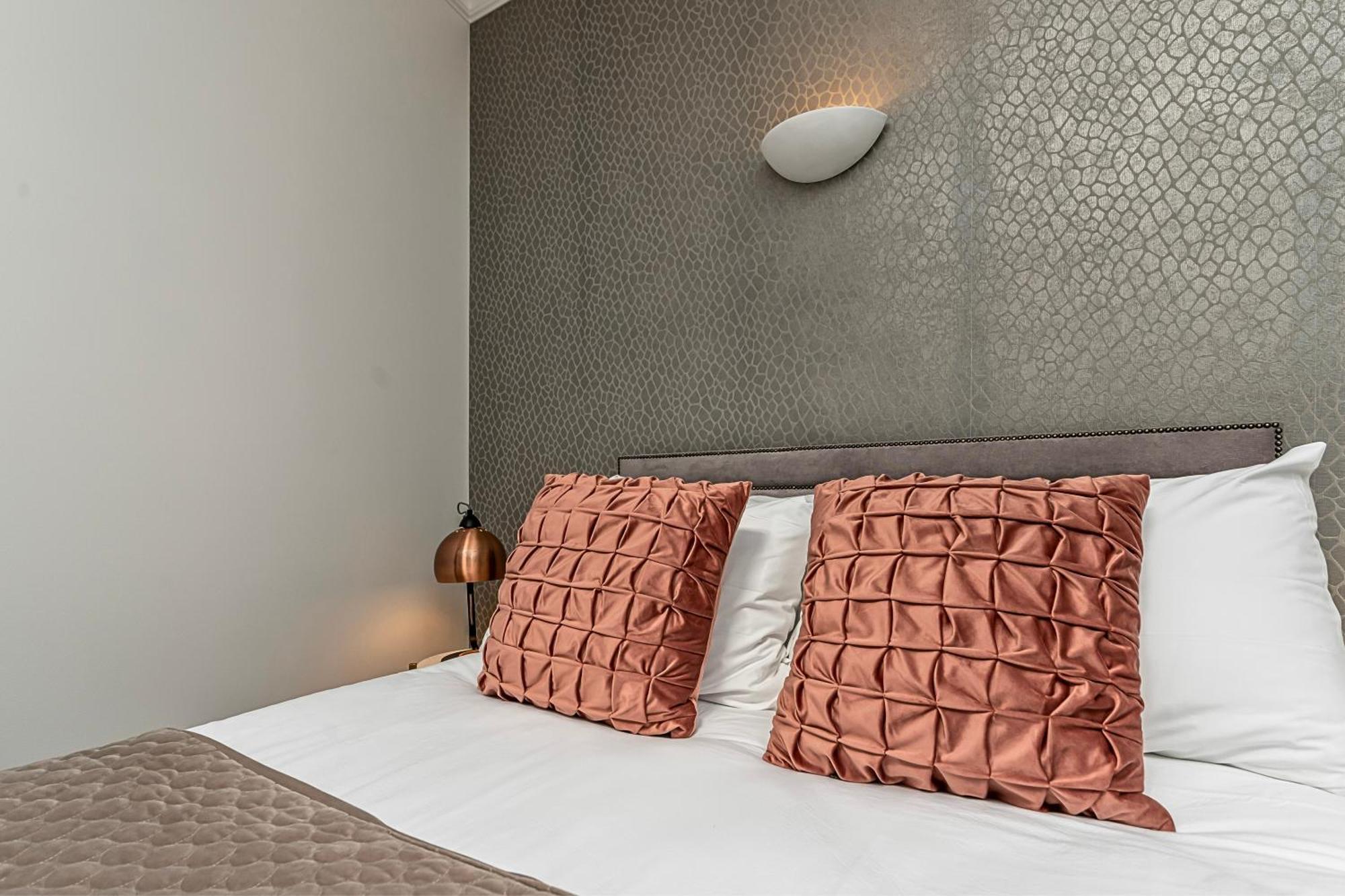 The Secret Kensington Garden Mews-2 Bedroom Full House-2 Train Lines- Spacious-kings Road- Harrods -chelsea Stadium-private Small Patio Feriehus