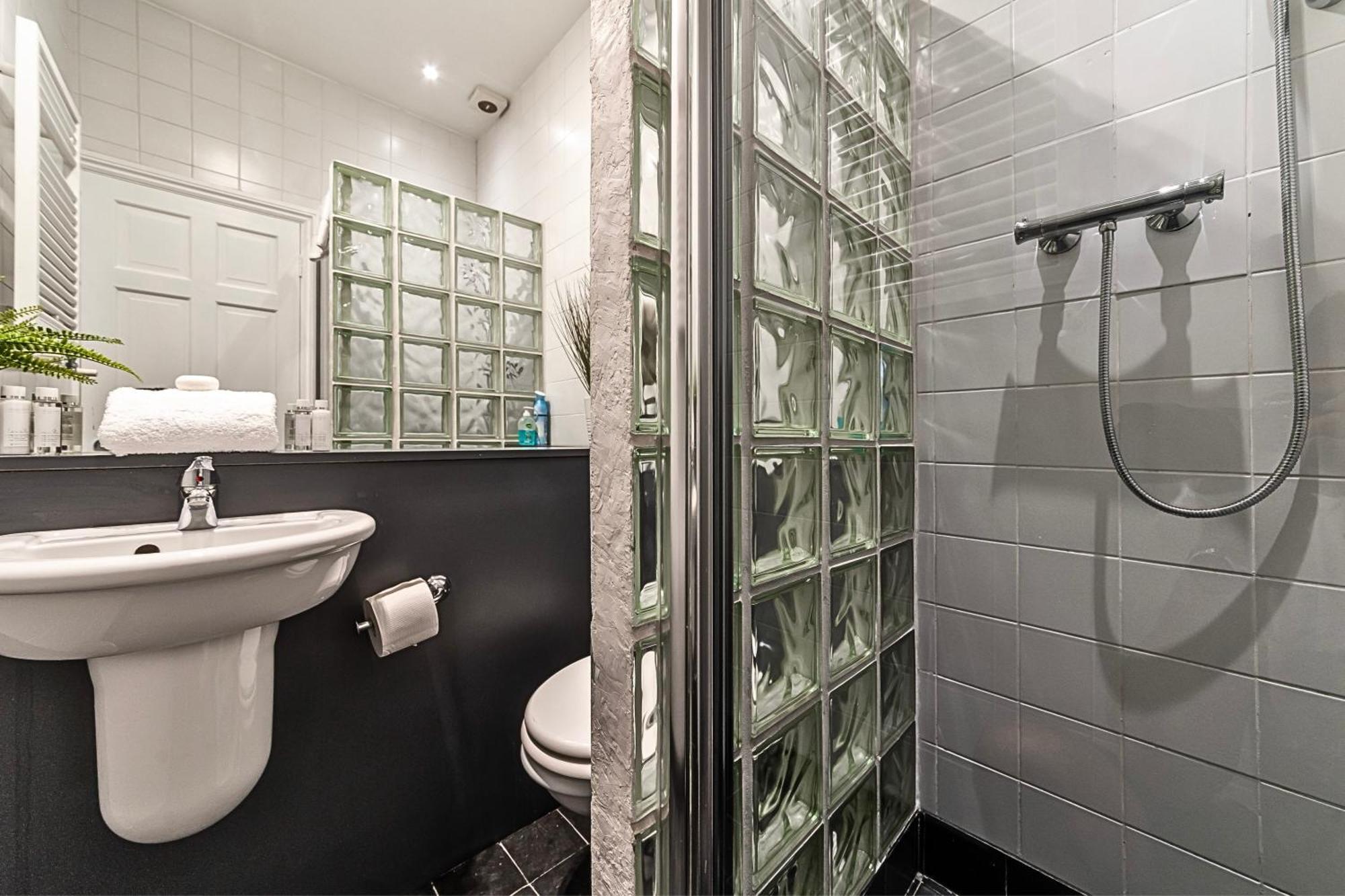 Feriehus The Secret Kensington Garden Mews-2 Bedroom Full House-2 Train Lines- Spacious-kings Road- Harrods -chelsea Stadium-private Small Patio *