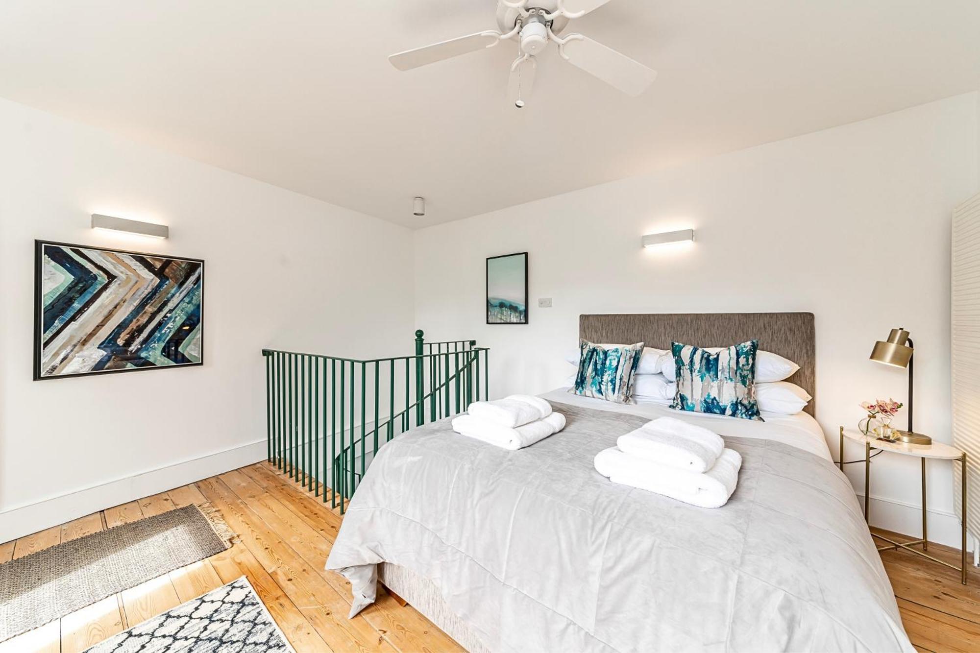 Feriehus The Secret Kensington Garden Mews-2 Bedroom Full House-2 Train Lines- Spacious-kings Road- Harrods -chelsea Stadium-private Small Patio London