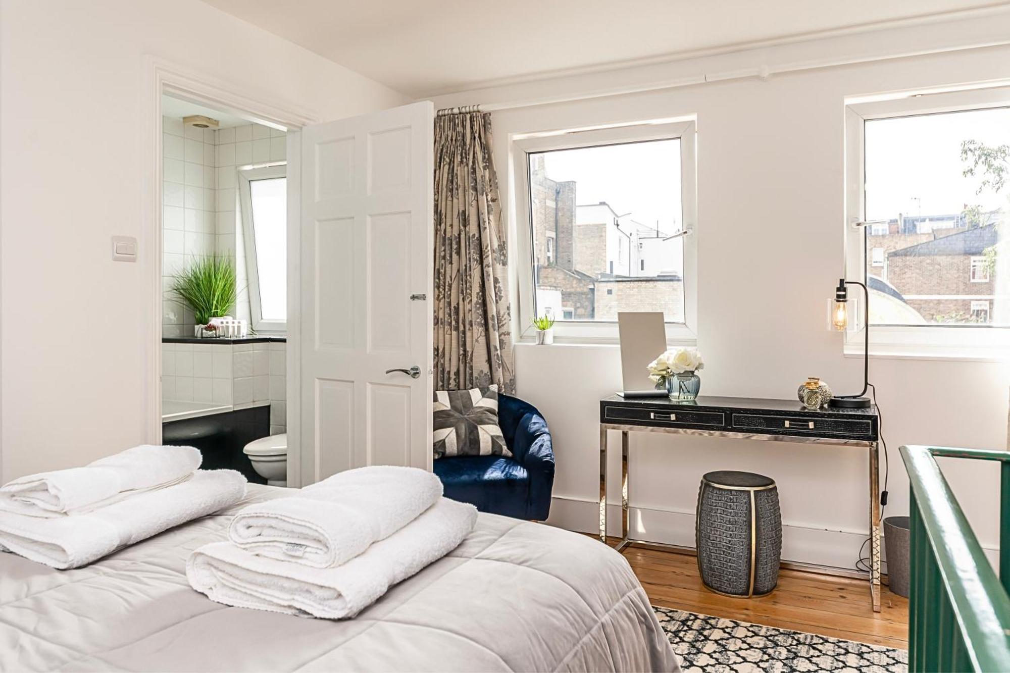 The Secret Kensington Garden Mews-2 Bedroom Full House-2 Train Lines- Spacious-kings Road- Harrods -chelsea Stadium-private Small Patio * London