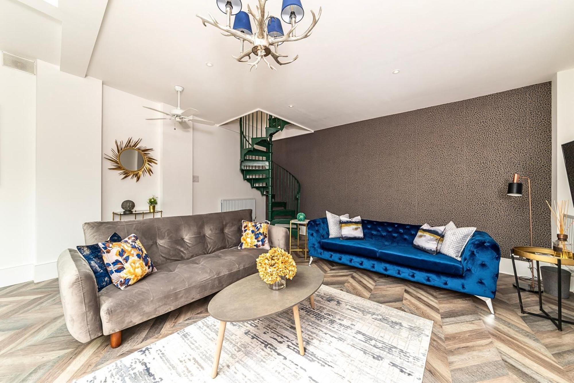 The Secret Kensington Garden Mews-2 Bedroom Full House-2 Train Lines- Spacious-kings Road- Harrods -chelsea Stadium-private Small Patio Feriehus London