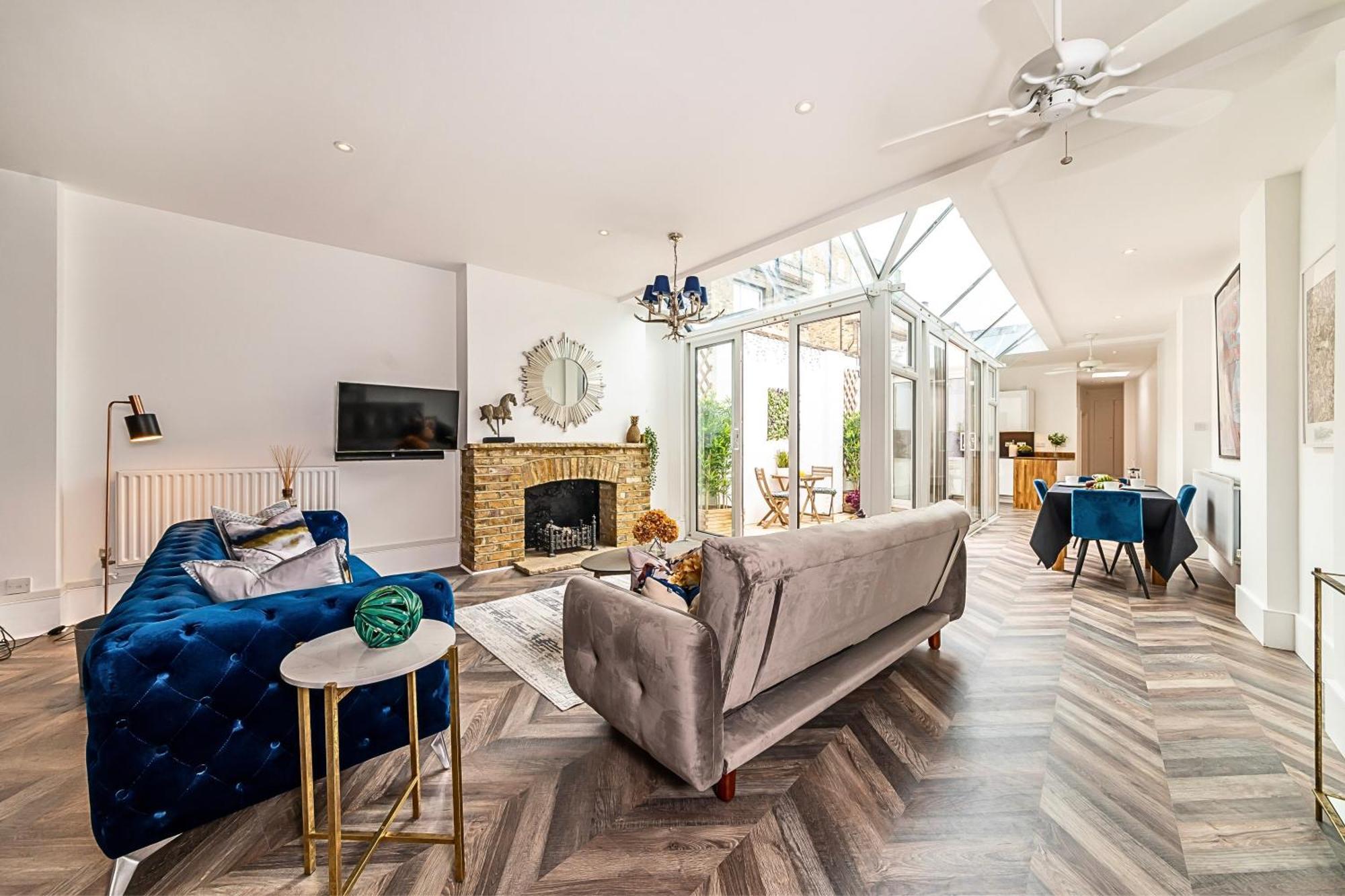 The Secret Kensington Garden Mews-2 Bedroom Full House-2 Train Lines- Spacious-kings Road- Harrods -chelsea Stadium-private Small Patio Feriehus