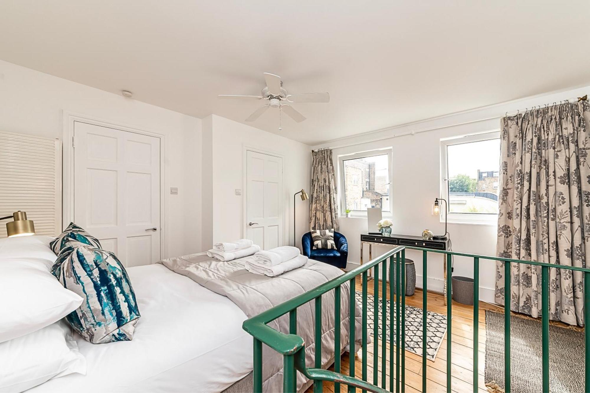 The Secret Kensington Garden Mews-2 Bedroom Full House-2 Train Lines- Spacious-kings Road- Harrods -chelsea Stadium-private Small Patio Feriehus