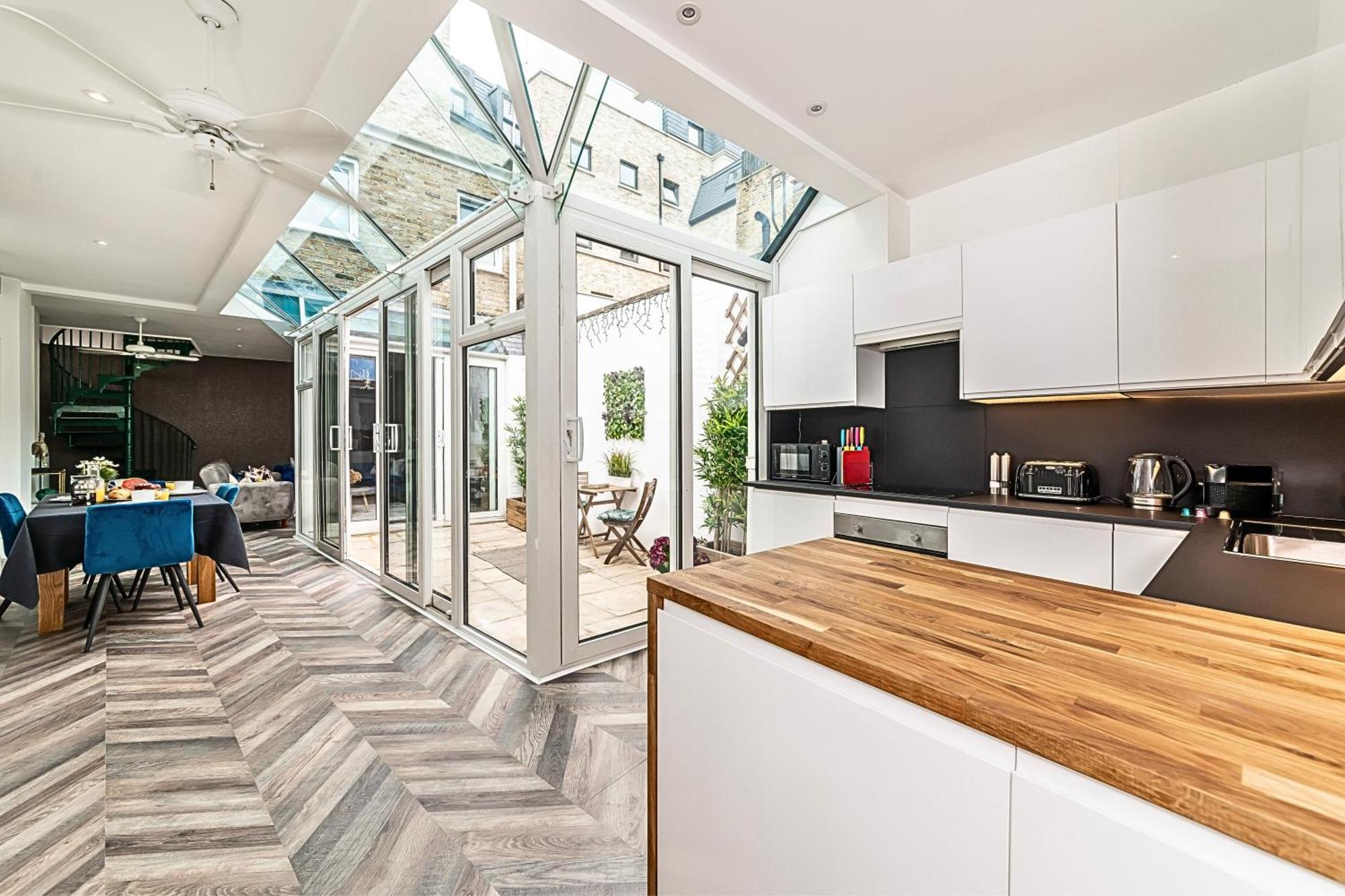 Feriehus The Secret Kensington Garden Mews-2 Bedroom Full House-2 Train Lines- Spacious-kings Road- Harrods -chelsea Stadium-private Small Patio London