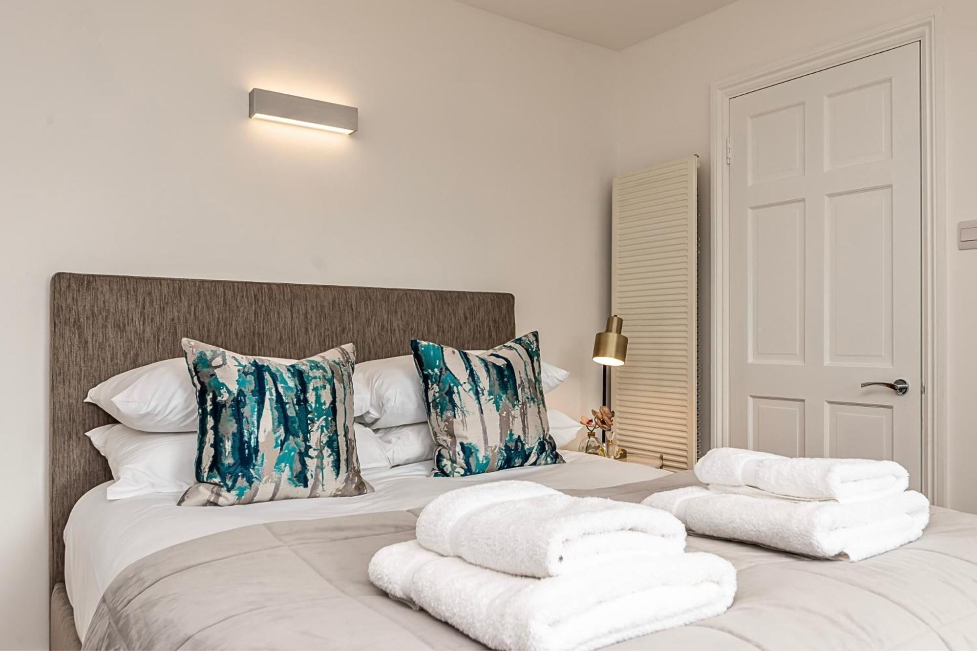 Feriehus The Secret Kensington Garden Mews-2 Bedroom Full House-2 Train Lines- Spacious-kings Road- Harrods -chelsea Stadium-private Small Patio London