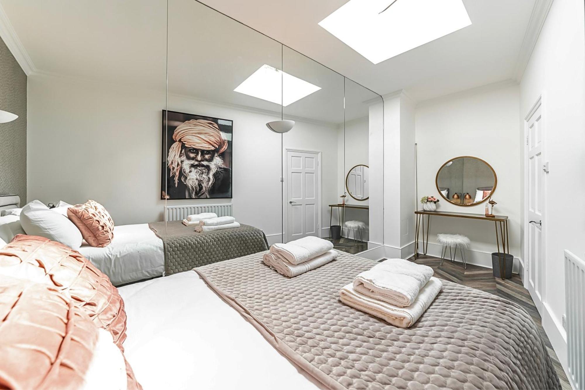 Feriehus The Secret Kensington Garden Mews-2 Bedroom Full House-2 Train Lines- Spacious-kings Road- Harrods -chelsea Stadium-private Small Patio