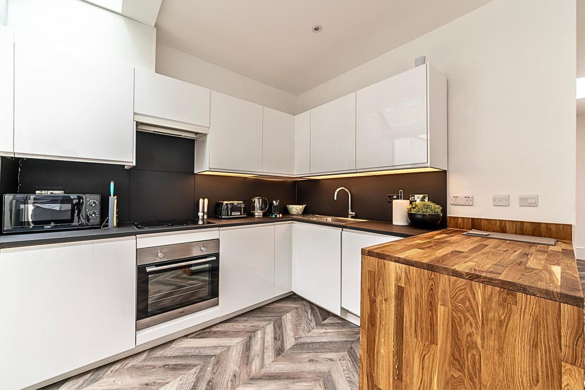 The Secret Kensington Garden Mews-2 Bedroom Full House-2 Train Lines- Spacious-kings Road- Harrods -chelsea Stadium-private Small Patio Feriehus London