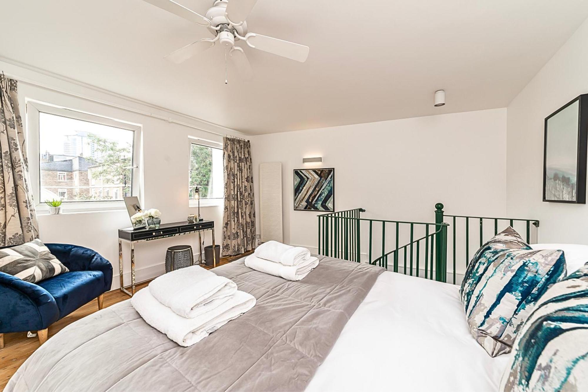The Secret Kensington Garden Mews-2 Bedroom Full House-2 Train Lines- Spacious-kings Road- Harrods -chelsea Stadium-private Small Patio Feriehus *