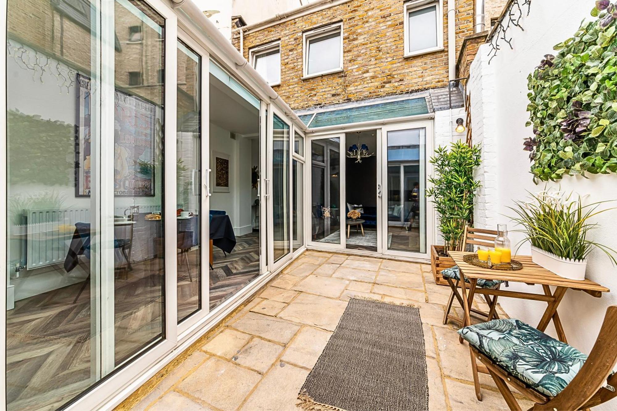 The Secret Kensington Garden Mews-2 Bedroom Full House-2 Train Lines- Spacious-kings Road- Harrods -chelsea Stadium-private Small Patio Feriehus *