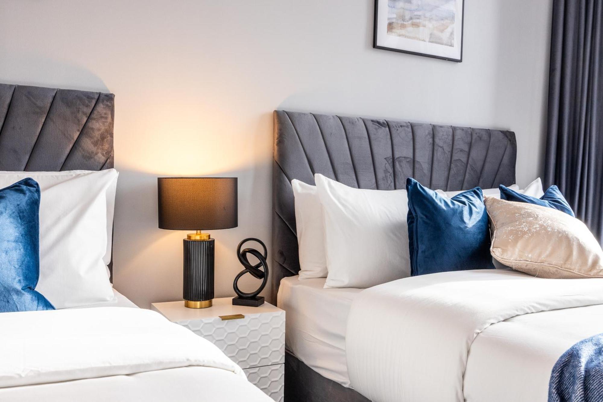 Luxury & Spacious 2 Bedroom Apt With City Views Leilighet *