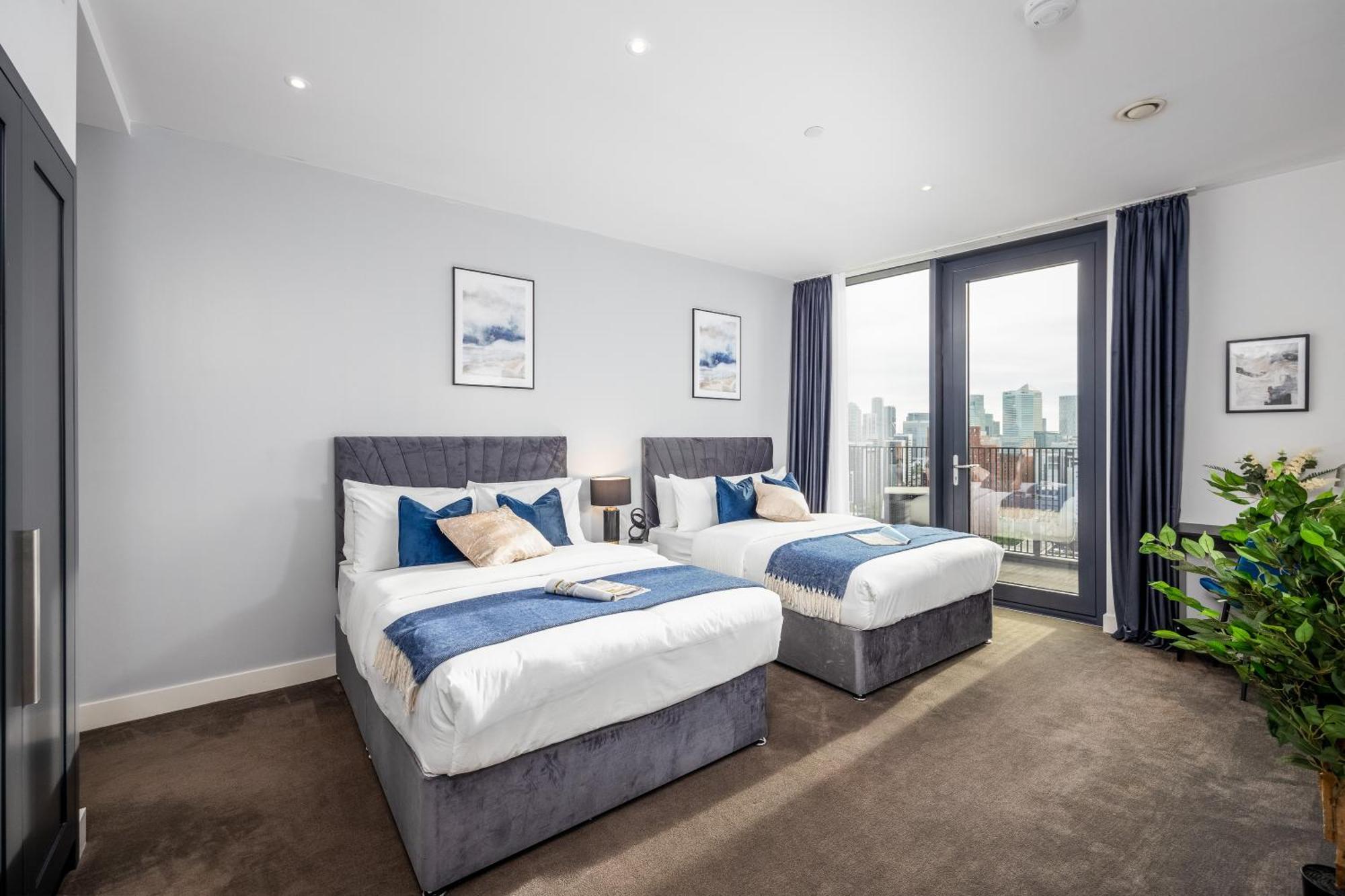Luxury & Spacious 2 Bedroom Apt With City Views Leilighet