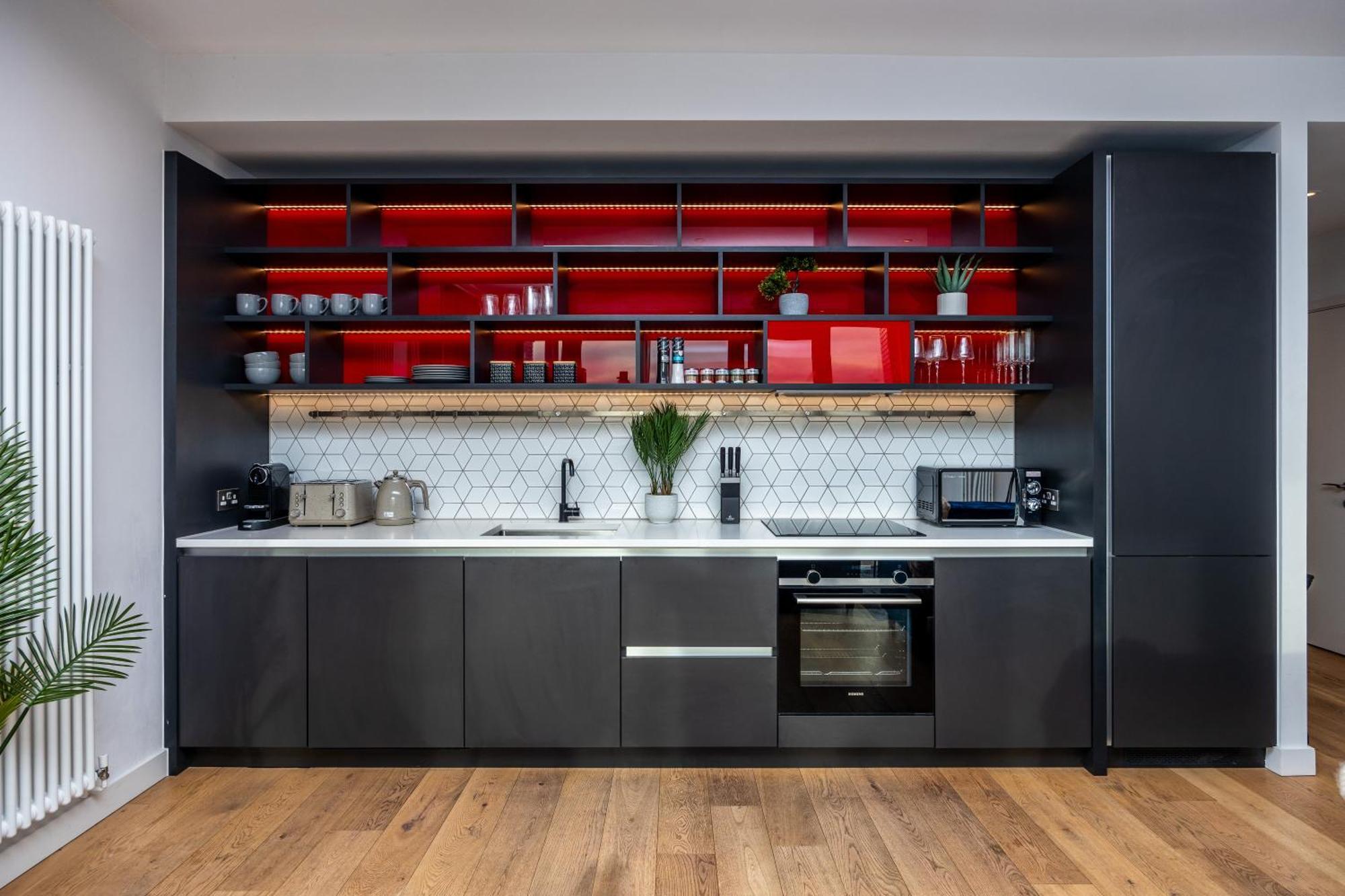Luxury & Spacious 2 Bedroom Apt With City Views Leilighet