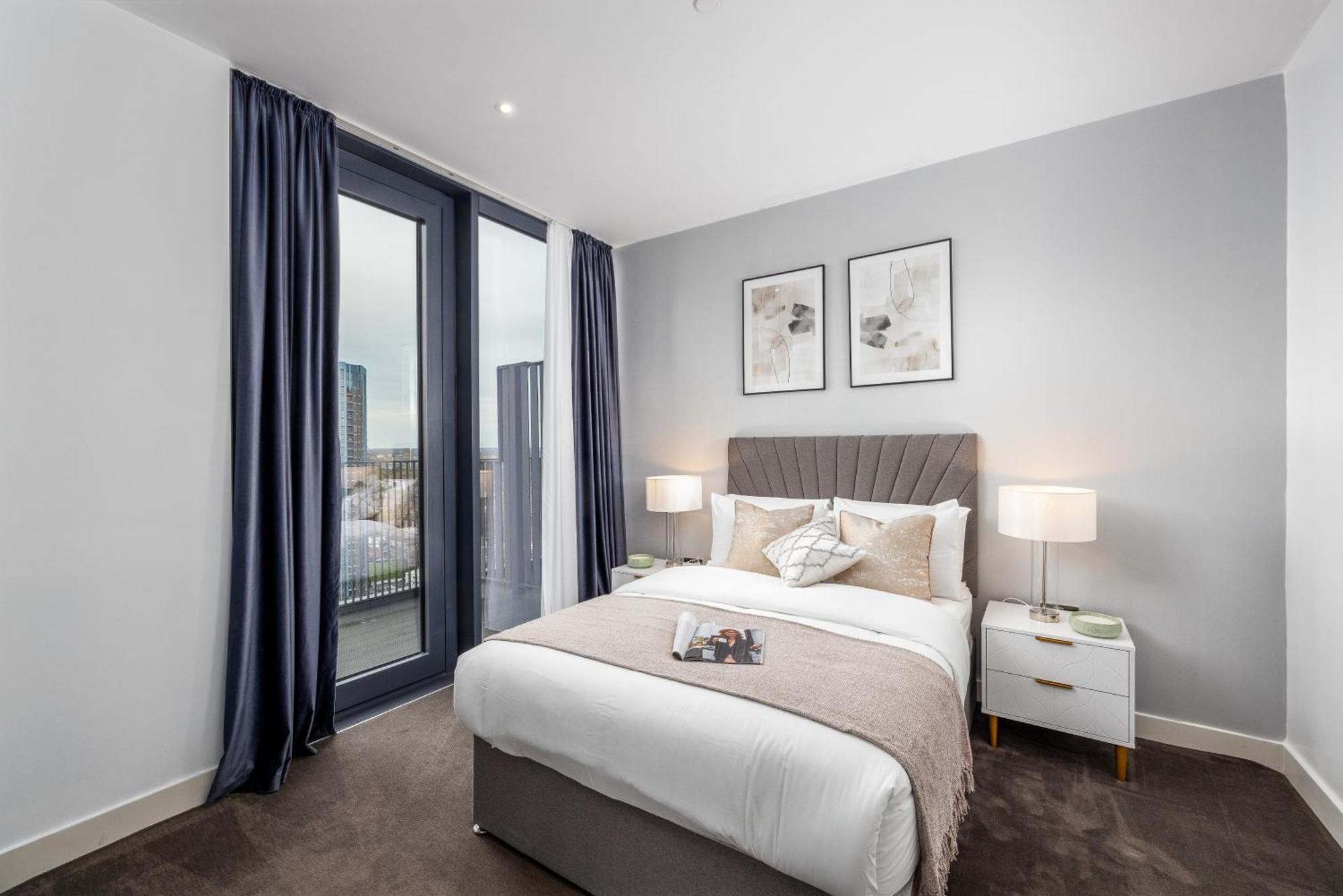 Luxury & Spacious 2 Bedroom Apt With City Views Leilighet