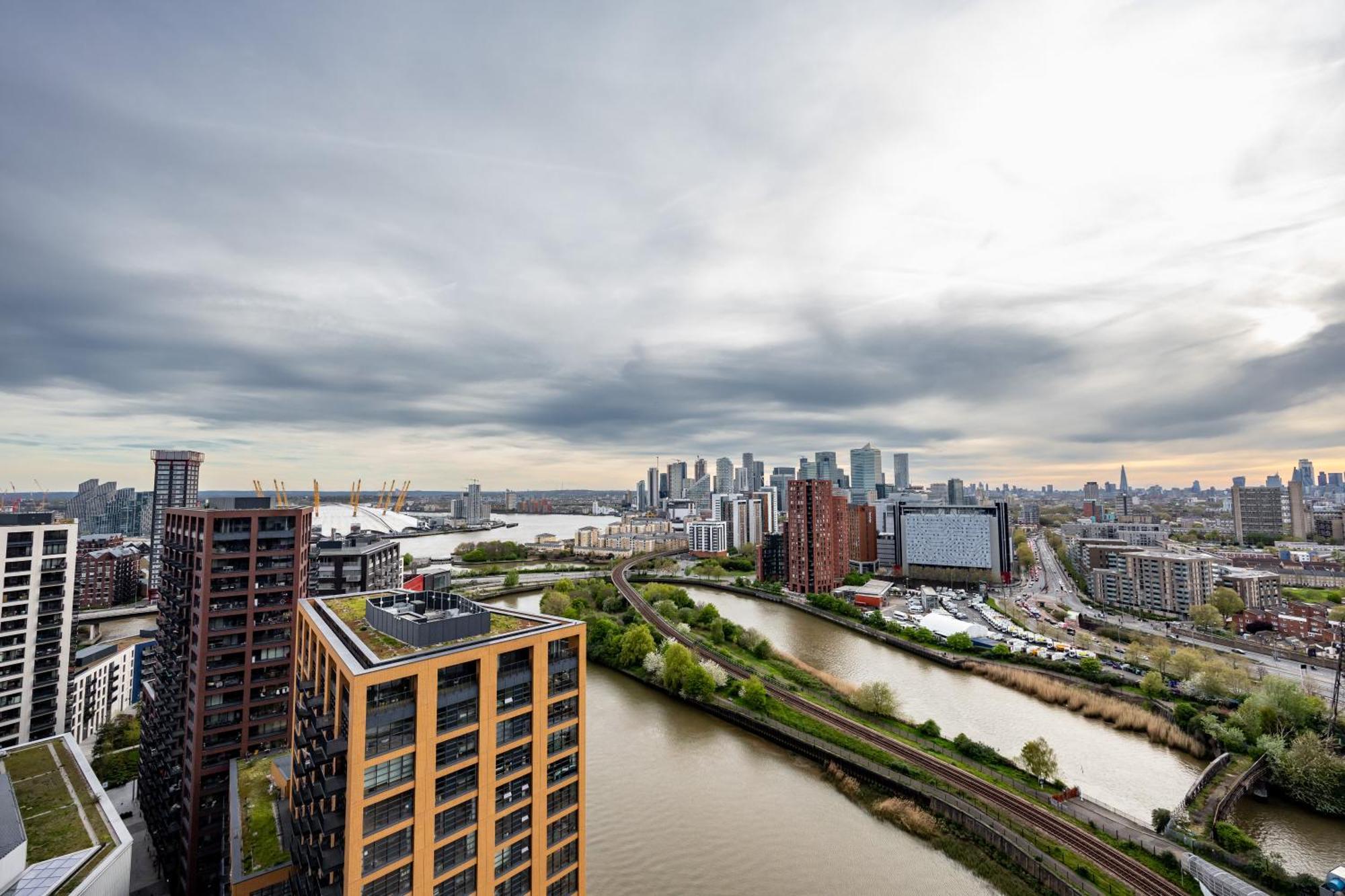 Luxury & Spacious 2 Bedroom Apt With City Views Leilighet *