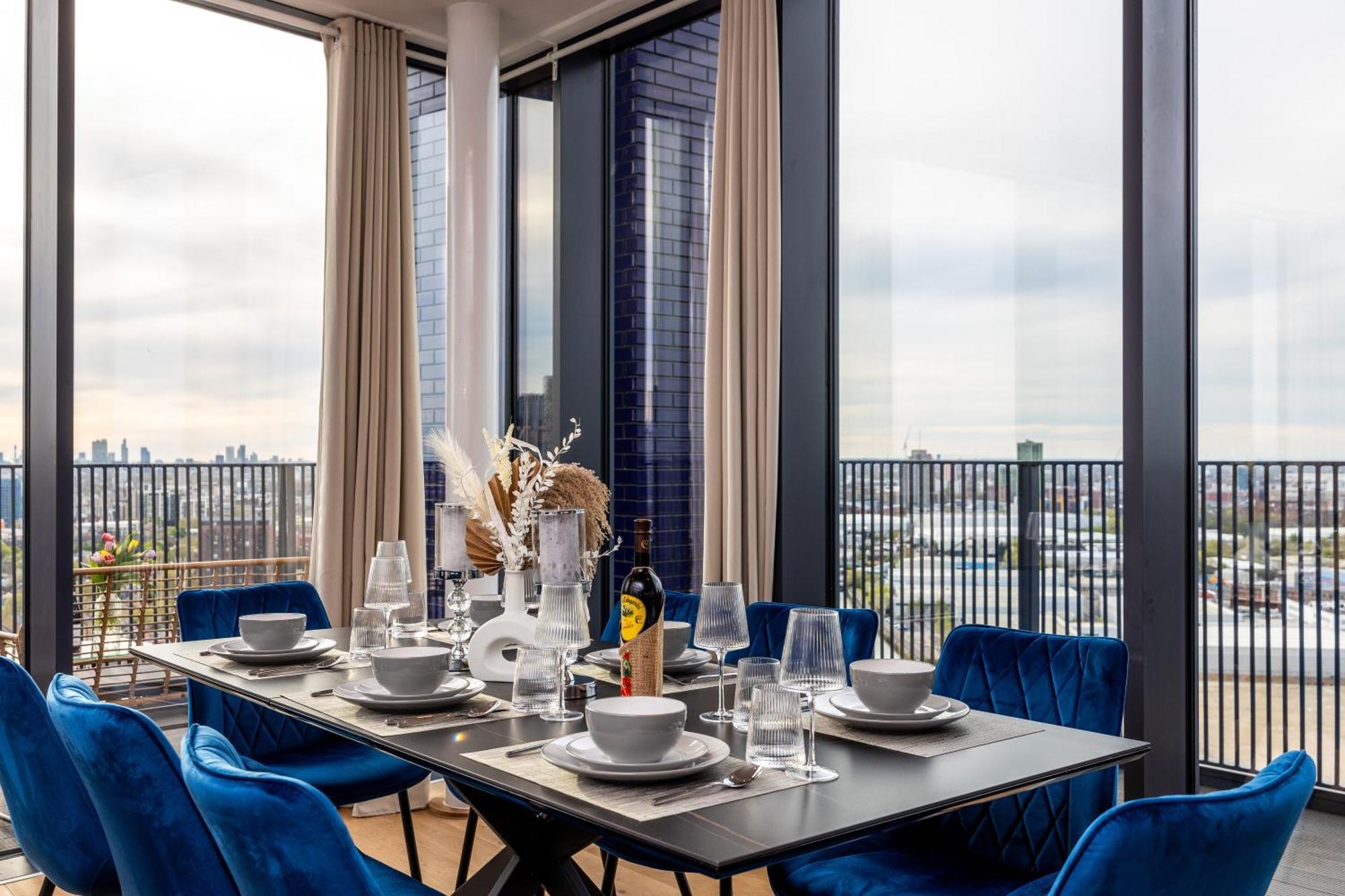 Luxury & Spacious 2 Bedroom Apt With City Views Leilighet