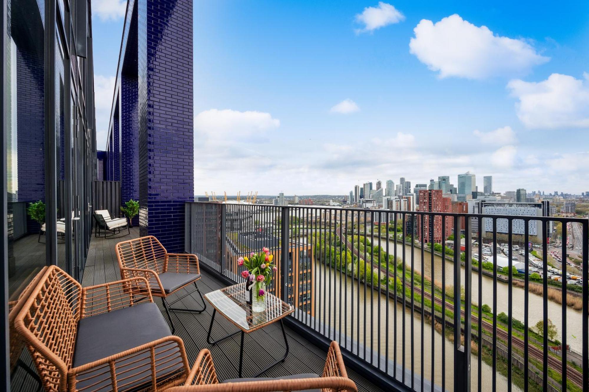 Luxury & Spacious 2 Bedroom Apt With City Views Leilighet
