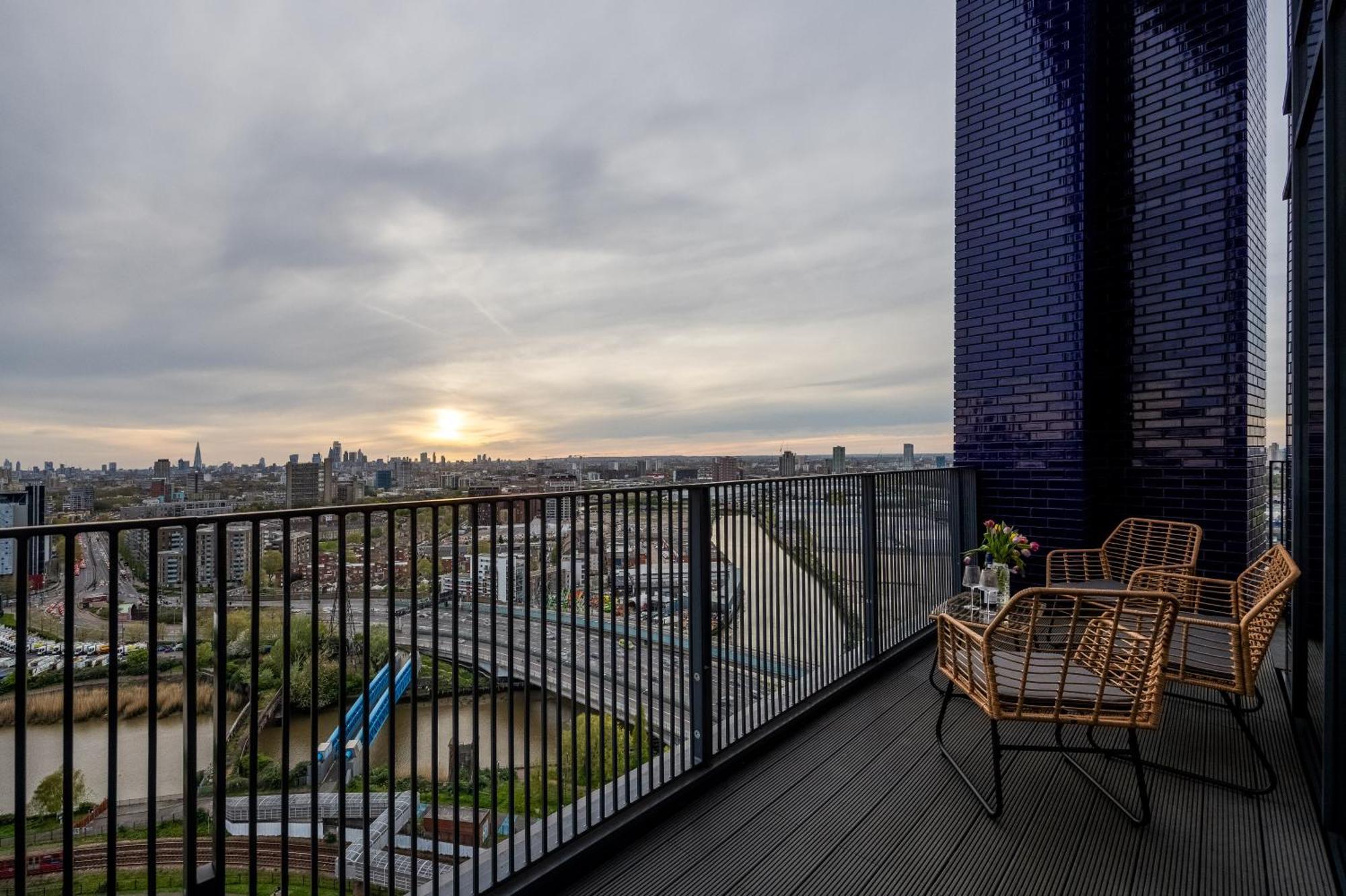 Luxury & Spacious 2 Bedroom Apt With City Views Leilighet *